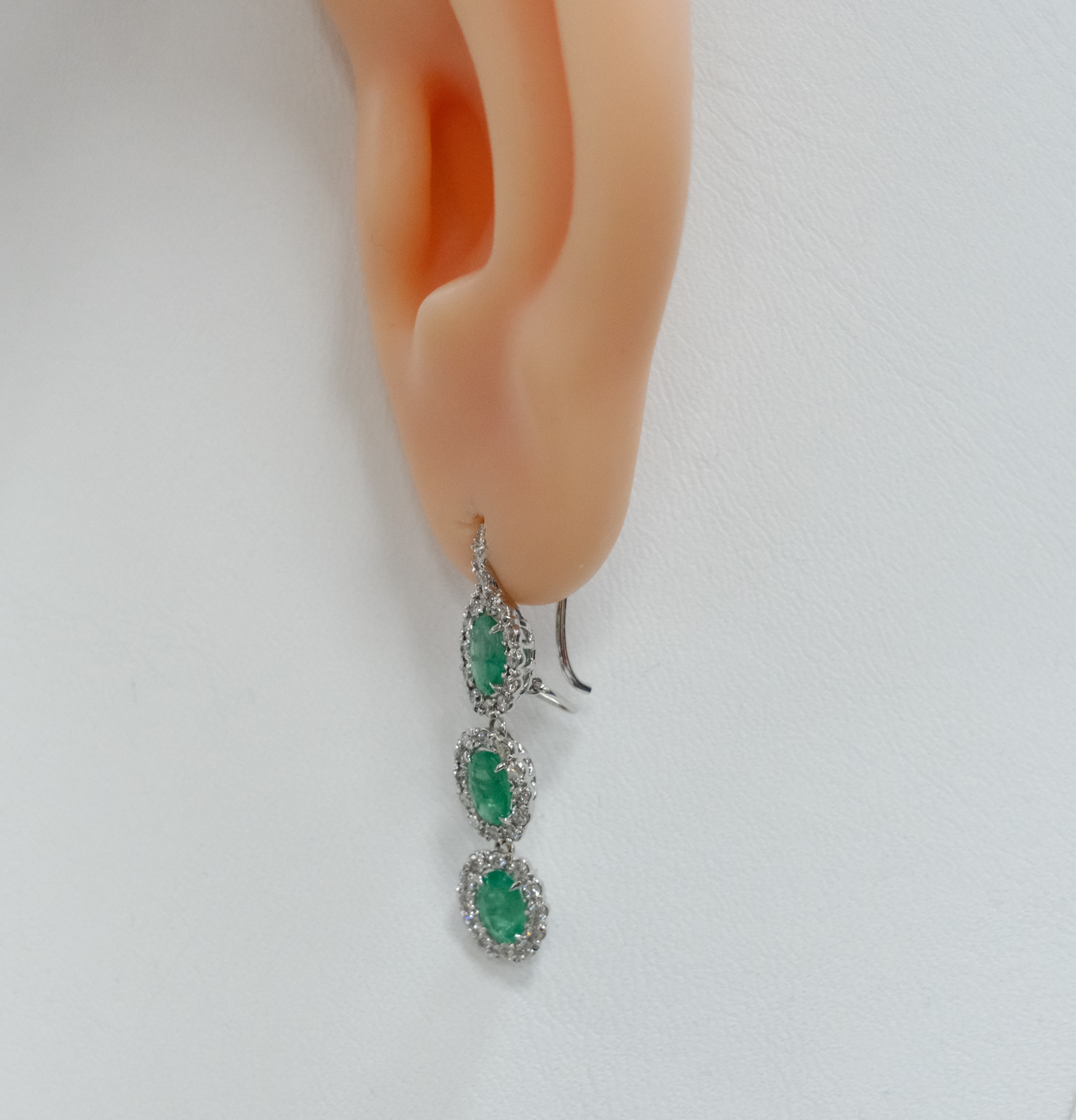 Серьги из белого золота с изумрудами